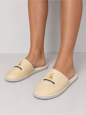Goplace Women's Cream Plush Slide Slippers